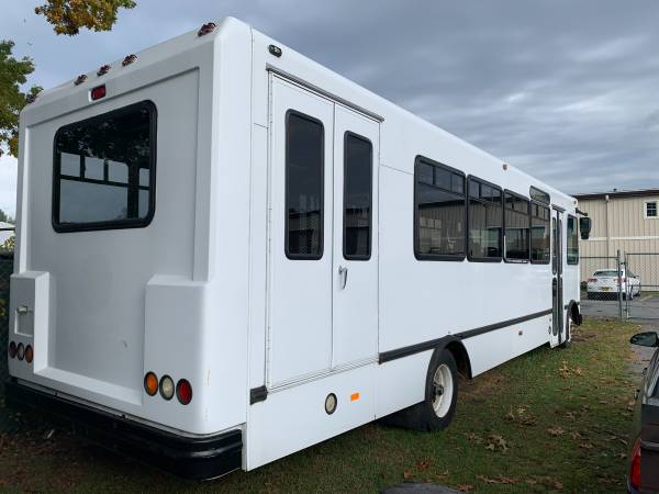 2006 Freightliner shuttle bus 82k miles cummins 5 9 for sale in Hopewell Junction, NY – photo 2