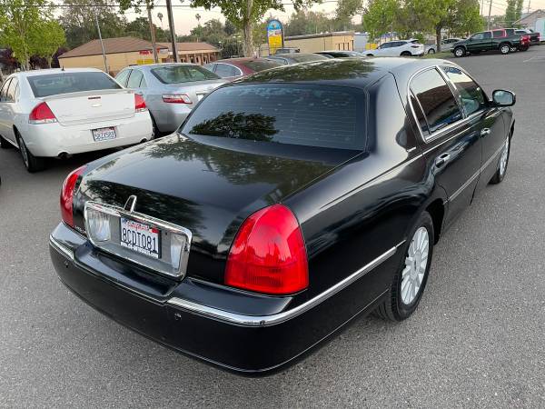 2005 Lincoln Town Car Signature Sedan BLACK LEATHER 6 PASSENGER for sale in Citrus Heights, CA – photo 3