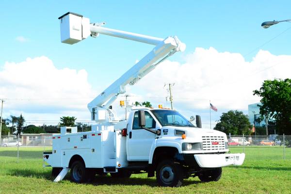 2009 GMC C5500 ALTEC BUCKET TRUCK 4X4 42FT - - by for sale in Hollywood, LA