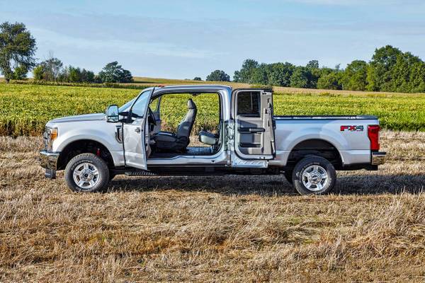 2018 Ford F250 Super Cab XLT - - by dealer - vehicle for sale in Pittsburgh, PA – photo 6