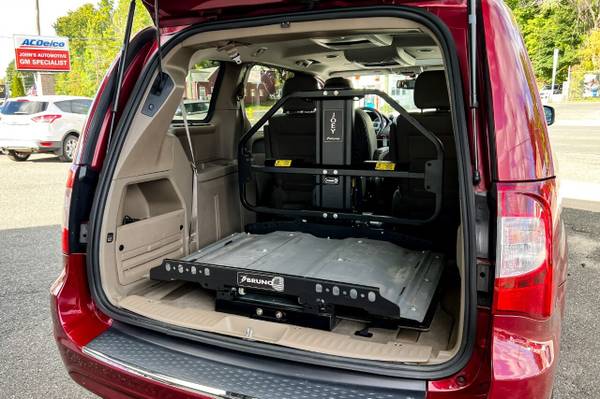 POWER LIFT! 2014 Chrysler Town & Country Touring L Mini Van! for sale in Pittsfield, MA – photo 11