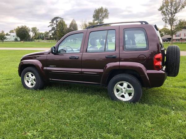 04 Jeep Liberty Sport 4x4 Very Clean New Tires for sale in Vinton, IA – photo 2