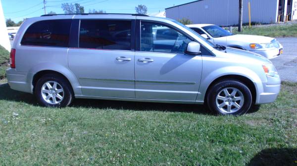 2010 CHRYSLER TOWN & COUNTRY LOADED ALL POWER OPTIONS PRICED TO SELL for sale in Watertown, NY