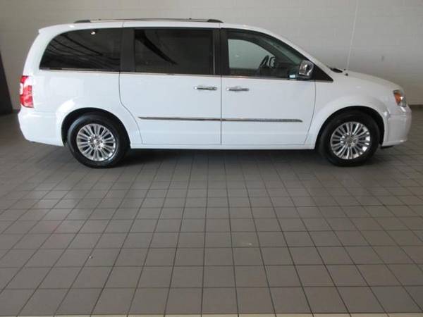 2016 CHRYSLER TOWN & COUNTRY - - by dealer - vehicle for sale in Green Bay, WI – photo 9