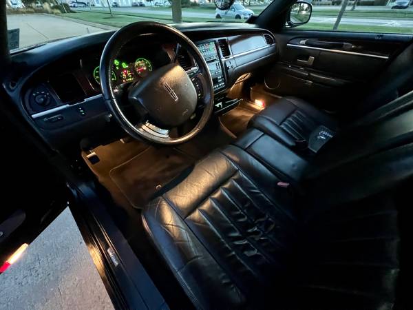 2006 LINCOLN TOWN CAR LIMOUSINE - Only 67k Original Miles! for sale in Naperville, IL – photo 17