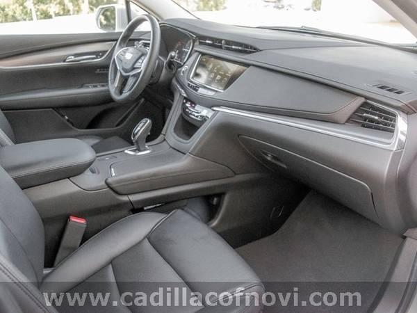 2017 Caddy *Cadillac* *XT5* Luxury AWD hatchback Radiant Silver for sale in Novi, MI – photo 12
