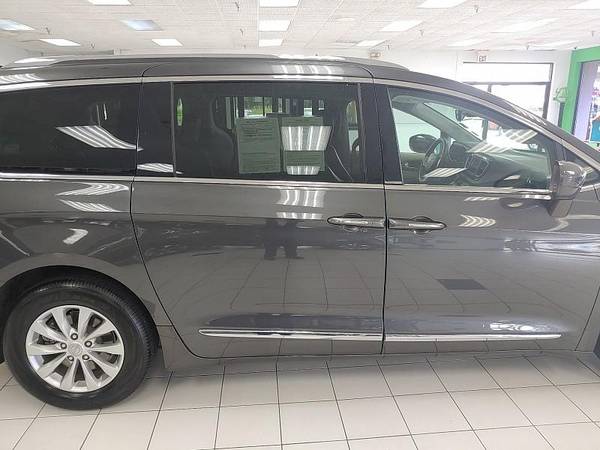 2018 Chrysler Pacifica 4d Wagon Touring L - cars & trucks - by... for sale in Louisville, KY – photo 10