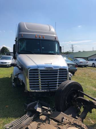 2012 Freightliner Cascadia Salvaged for sale in Hamburg, PA – photo 2