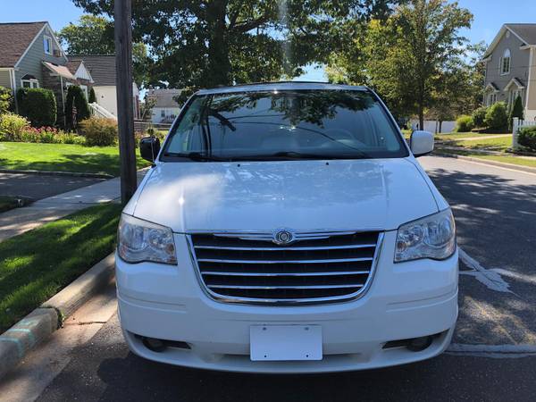 2008 Chrysler Town&Country for sale in Merrick, NY
