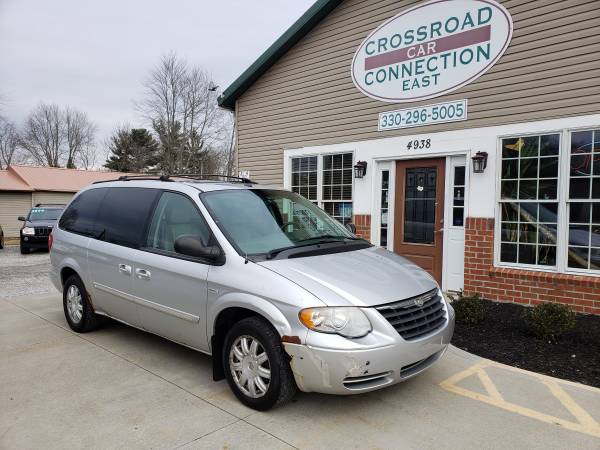 *07 CHRYSLER TOWN AND COUNTRY* SIGNATURE SERIES* LWB for sale in Rootstown, OH