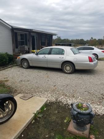 Clean Lincoln town car - cars & trucks - by owner - vehicle... for sale in Marmaduke, AR – photo 3