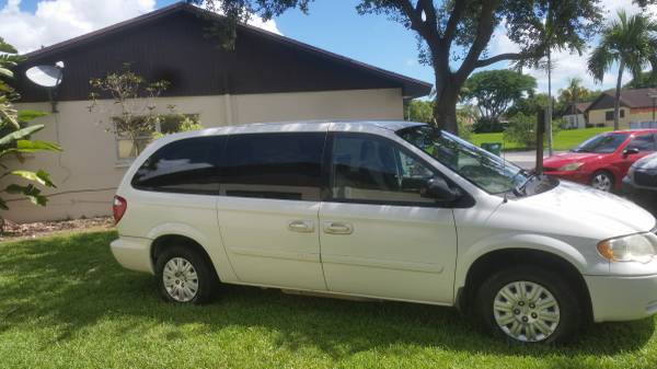 2007 chrysler town and country for sale in Miami, FL