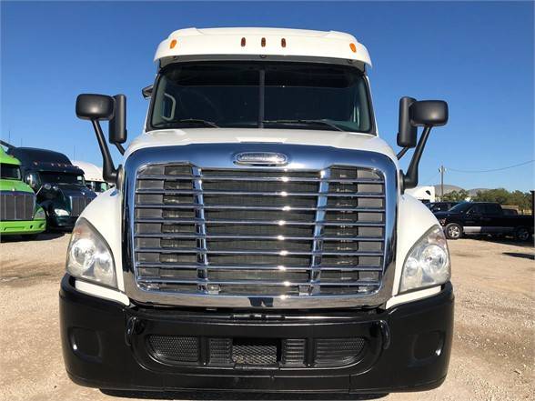 2013 FREIGHTLINER CASCADIA 125 ** AVAILABLE FINANCING ** for sale in Houston, TX – photo 2