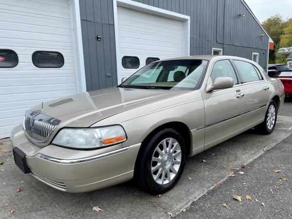2006 Lincoln Town Car Signature - Only 69, 000 Miles - Very Clean One for sale in binghamton, NY