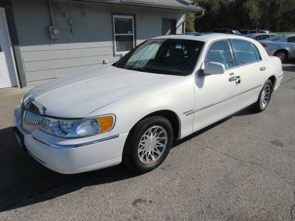 2002 Lincoln Town Car Signature Series - Auto/Wheels/Leather - SALE!! for sale in Des Moines, IA – photo 2