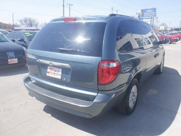 2007 Chrysler Town & Country LX - - by dealer for sale in Des Moines, IA – photo 3