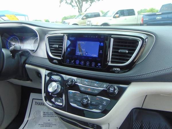 2017 Chrysler Pacifica Limited (Mileage: 45,365) for sale in Devine, TX – photo 15