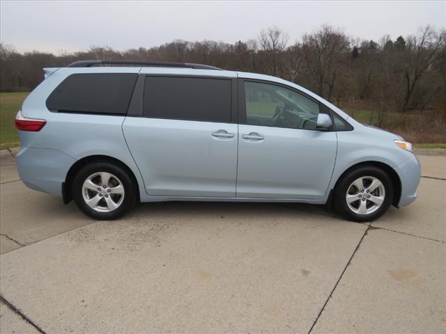 2017 Toyota Sienna LE for sale in Parkersburg , WV – photo 4
