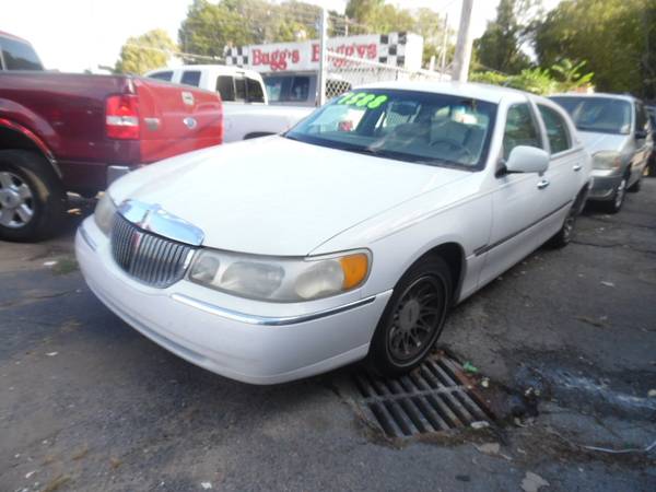 2000 Lincoln Towncar - $1,495 CASH SPECIAL! for sale in Memphis, TN
