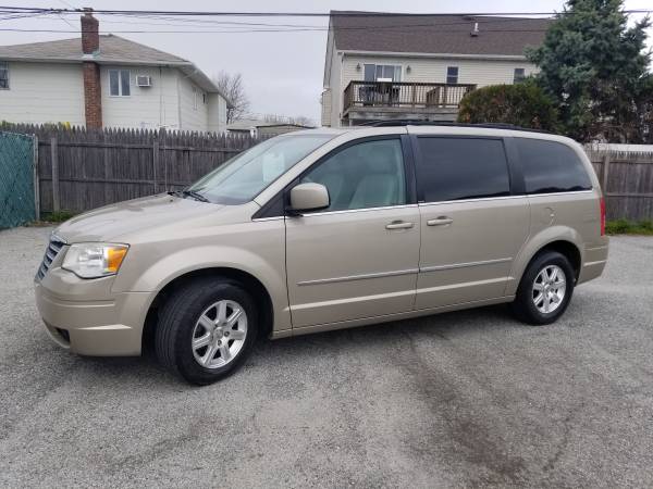 2009 Chrysler Town & Country Touring for sale in Island Park, NY – photo 5