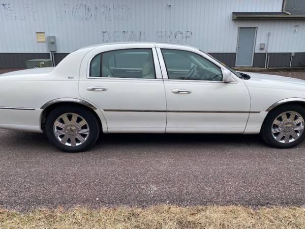 2003 Lincoln Town Car Cartier Edition for sale in Roanoke, IL