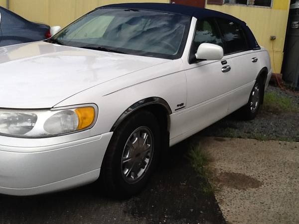 1998 Lincoln Town Car - cars & trucks - by dealer - vehicle... for sale in Englishtown, NJ