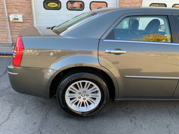 2010 CHRYSLER 300 TOURING, LOADED! STRAIGHT AND CLEAN! - cars & for sale in West Haven, CT – photo 16