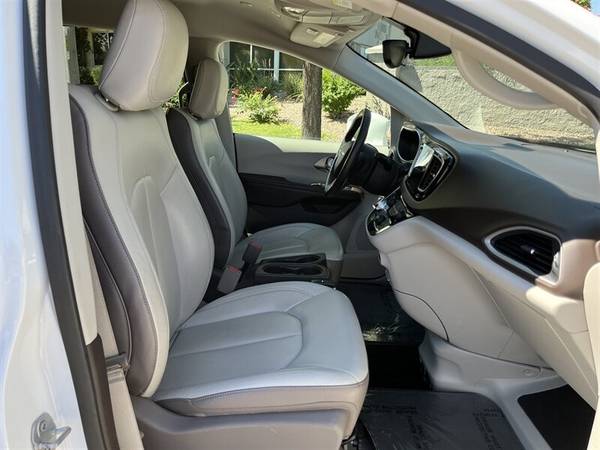 2018 Chrysler Pacifica Touring L Power Side-Entry for sale in Phoenix, IL – photo 6