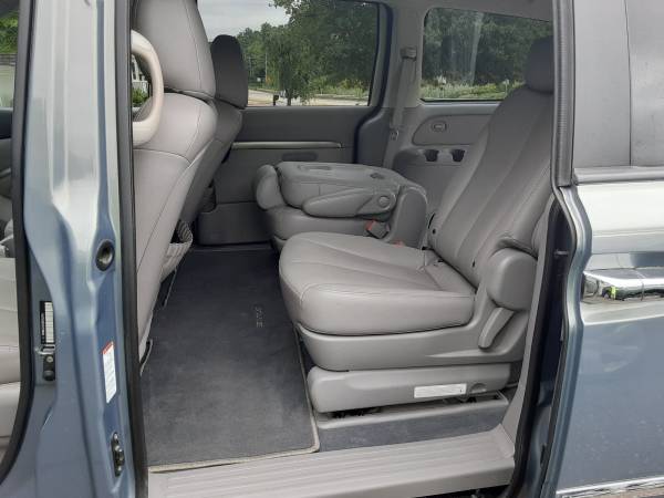 WHEELCHAIR LIFT 2008 Hyundai Entourage Limited - - by for sale in Whitinsville, MA – photo 9