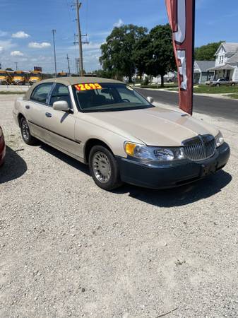 2001 Lincoln Town Car - cars & trucks - by dealer - vehicle... for sale in Champaign, IL