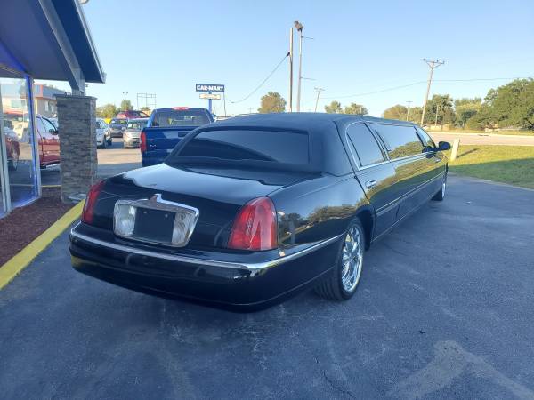 2000 Lincoln Town Car RWD Executive Sedan 4D Trades Welcome Financing for sale in Harrisonville, MO – photo 14