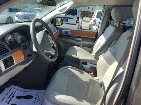 2010 CHRYSLER TOWN COUNTRY LIMITED for sale in Toledo, OH – photo 11