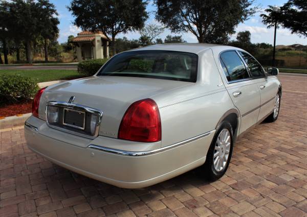 2005 Lincoln Town Car Signature 1 Owner - cars & trucks - by dealer... for sale in Royal Palm Beach, FL – photo 2