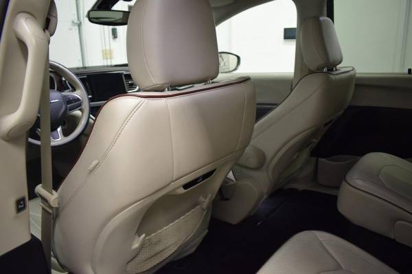 2020 Chrysler Pacifica Limited - - by dealer - vehicle for sale in Shawnee, MO – photo 24