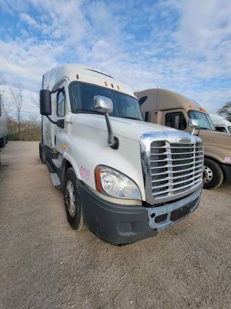 2014 Cascadia Evolution low miles DD15 10 speed manual - cars & for sale in Chicago heights, IL