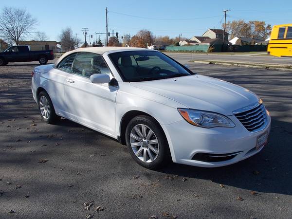 2014 Chrysler 200 convt. Like new, mint. - cars & trucks - by owner... for sale in Buffalo, NY – photo 5