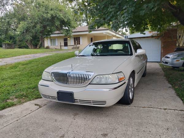 2006 Lincoln Town Car White for sale in Dayton, OH – photo 2