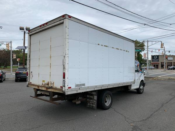 2005 GMC 15 foot box truck for sale in Lyndhurst, NJ – photo 4
