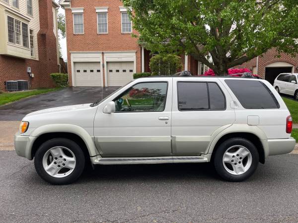 2001 Infiniti QX4 4X4 Low miles only 145k looks and runs great for sale in OAKTON, District Of Columbia – photo 2