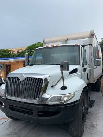 2 rear axels box truck for sale in Hialeah, FL – photo 3