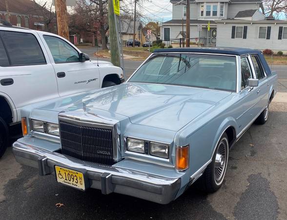 1989 Lincoln Town Car Signature Series - - by dealer for sale in Delanco, NJ