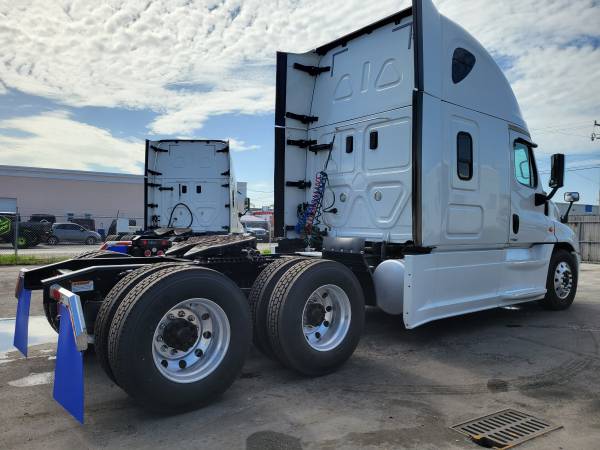 2017 Freightliner Cascadia-Automatic - - by dealer for sale in 33166, FL – photo 3