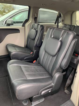 2012 Chylser Town & Country - - by dealer - vehicle for sale in Syracuse, NY – photo 6