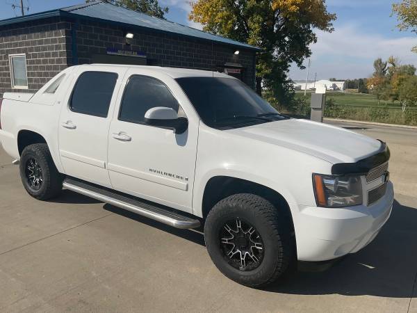 White 2007 Chevy Avalanche LT/3 4x4 Truck (59, 000 Miles) - cars & for sale in Dallas Center, IA – photo 24