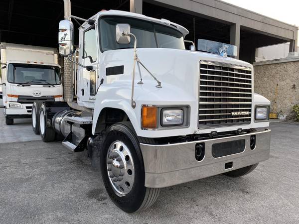 2013 Mack CHU613 DAYCAB - cars & trucks - by dealer - vehicle... for sale in Fl. Lauderdale, FL – photo 3