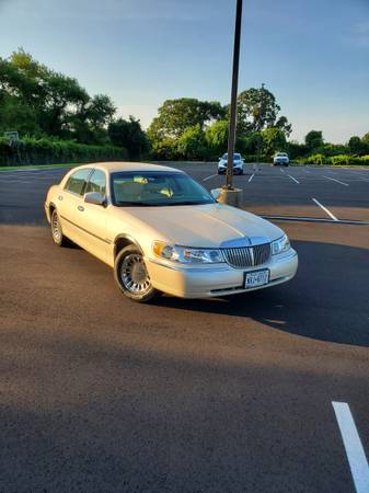 1998 Lincoln Town Car Cartier for sale in Bohemia, NY